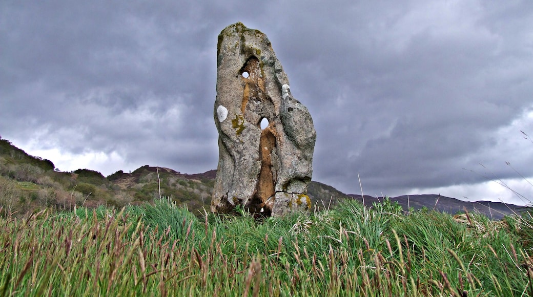 Standing stone in Highlands, Scotland, United Kingdom. Clach a' Charra, or Stone of Vengeance, commemorates the supposed killing of John Comyn's sons, 11 miles down Loch Linnhe.