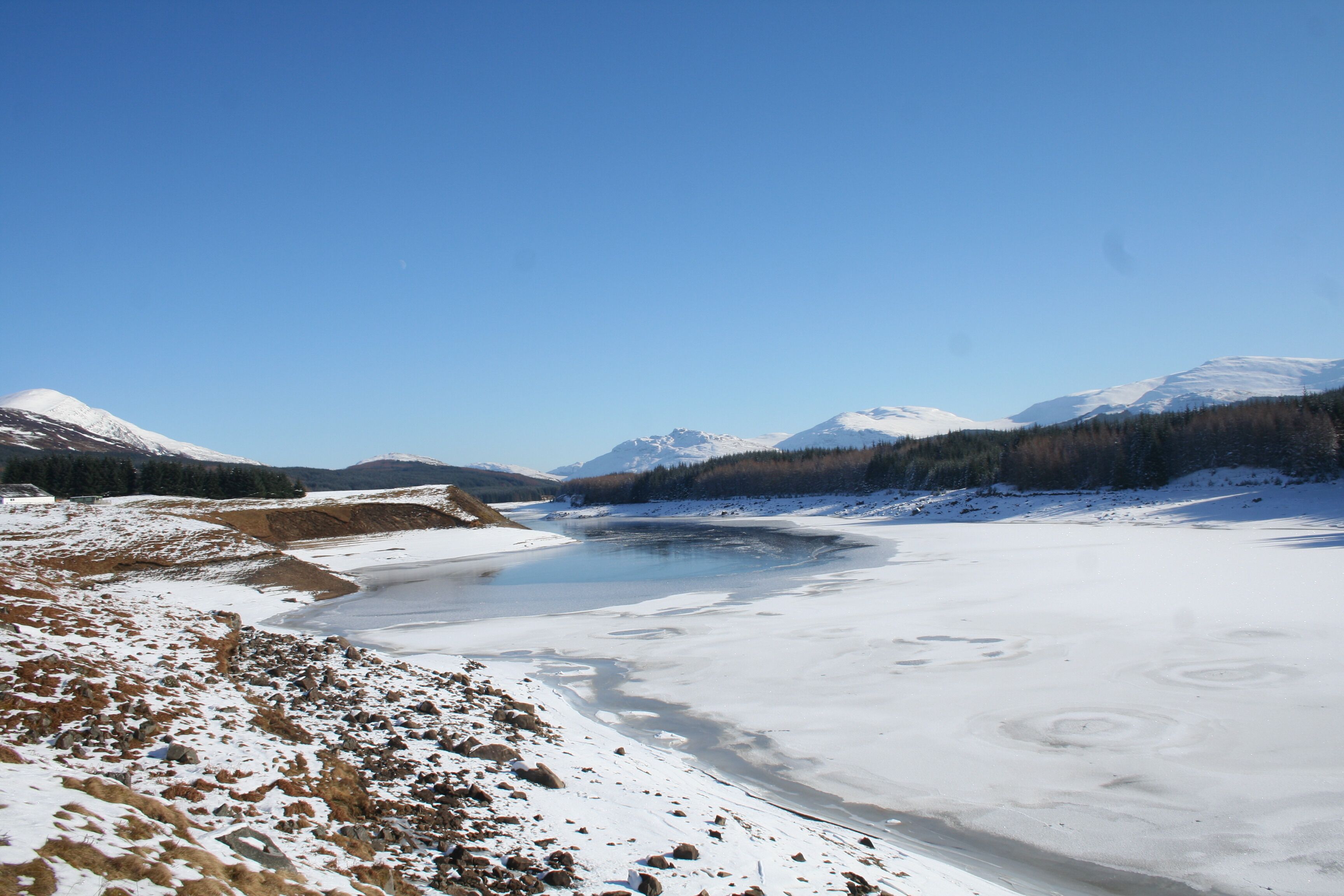 Winter at Laggan An easterly view from Laggan Dam.