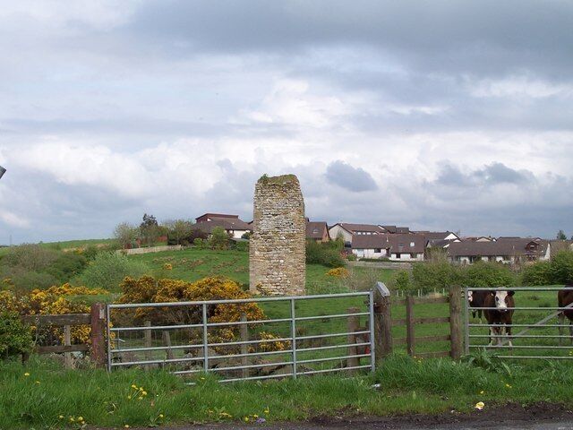 Castle. Between the A735 and the railway line, north of Stewarton station.