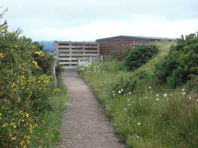 Bird Hide at Nigg Bay RSPB reserve A particularly well endowed bird hide at the Nigg Bay RSPB reserve. The hide gives views both out to the tidal flats of Nigg Bay to the south, and to wetlands to the north.