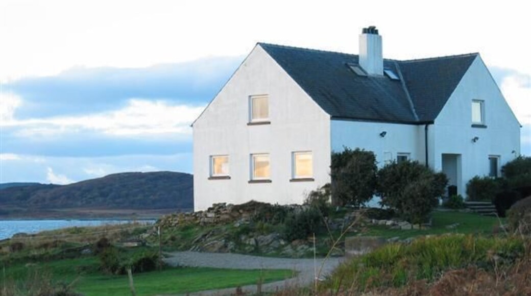 The Battery. Country house overlooking the entrance to West Loch Tarbert.