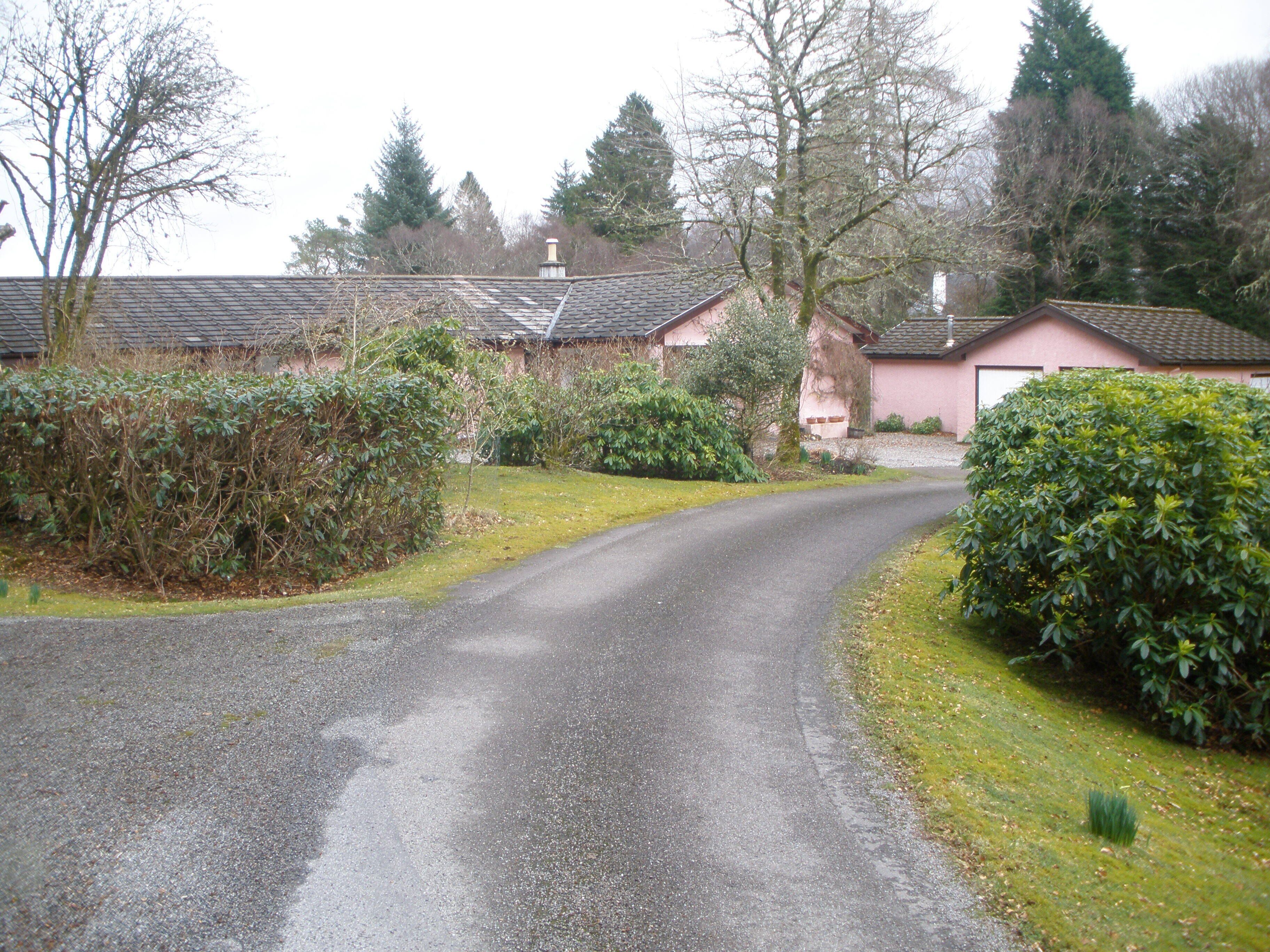 Estate road to Lonan House