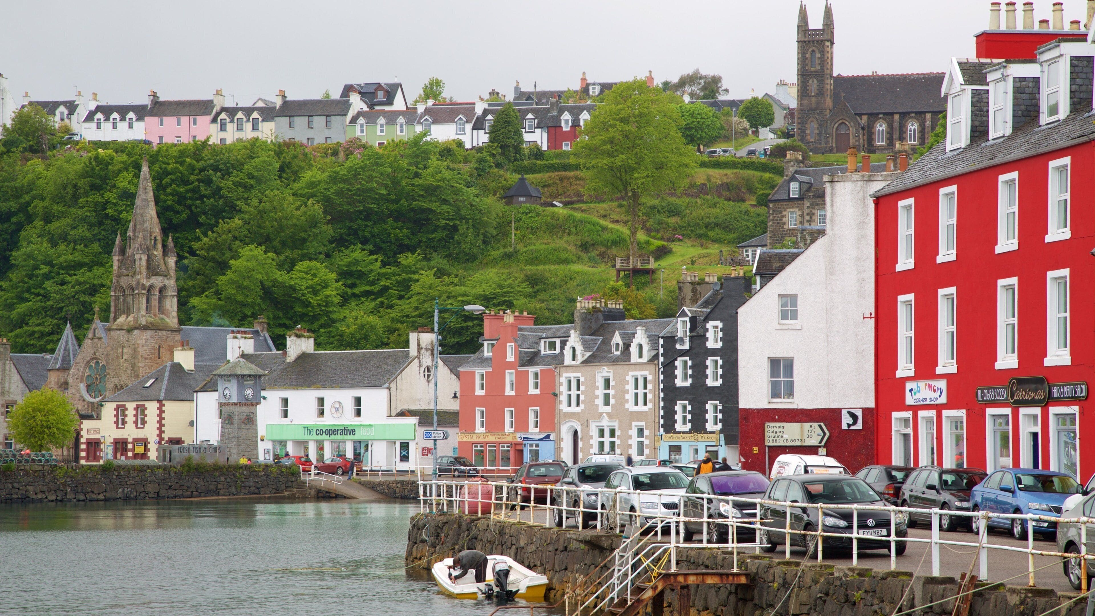 Isle of Mull som viser kirke eller katedral, bukt eller havn og kystby