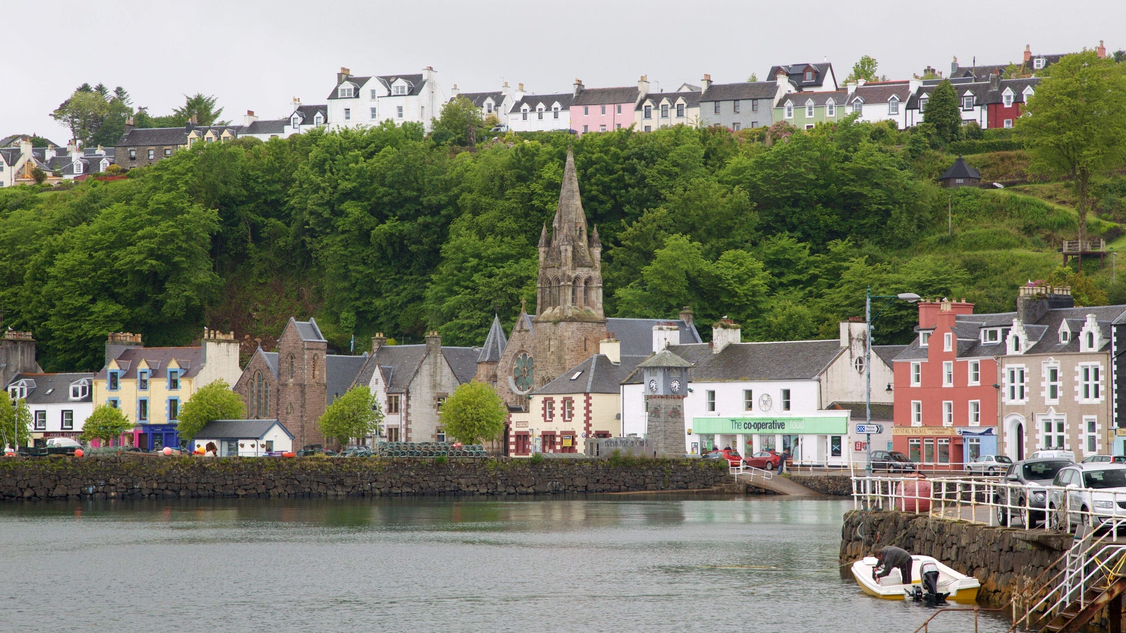 Isle of Mull som viser kystby, bukt eller havn og kirke eller katedral