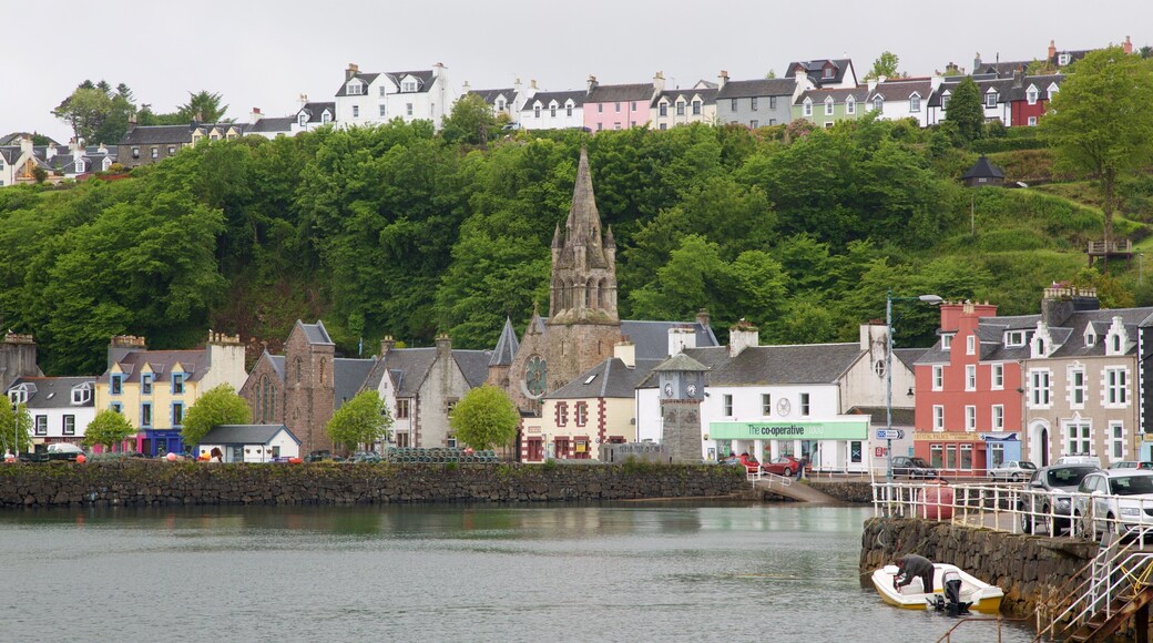 Isle of Mull som viser kystby, bukt eller havn og kirke eller katedral