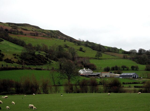 Plas Bychan Llanfair Talhaiarn Moel Unben yn y cefndir. Moel Unben in the background.