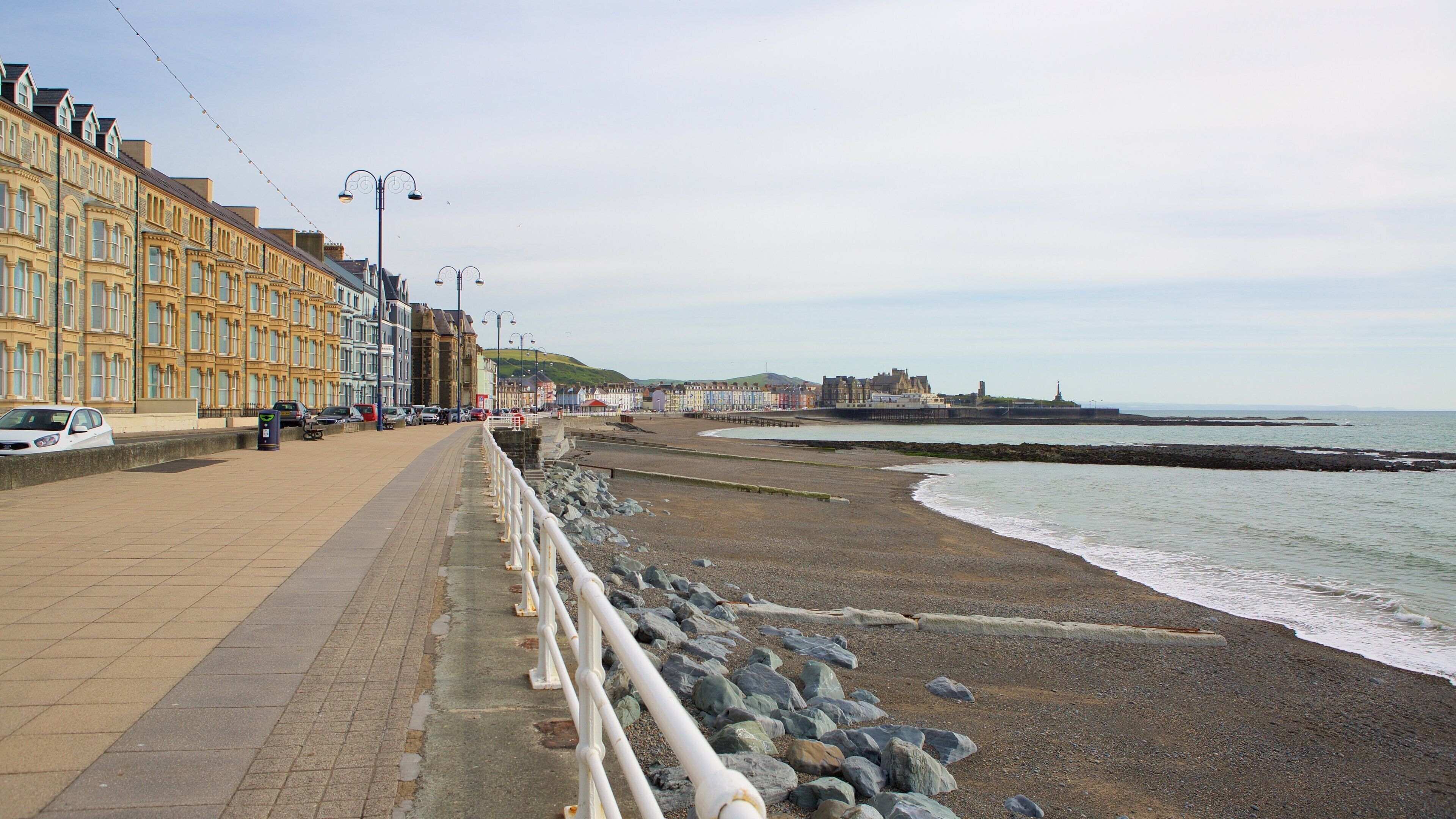 Aberystwyth das einen Küstenort und Steinstrand