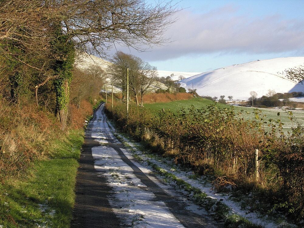 Lane heading along Cwm y Gledryd