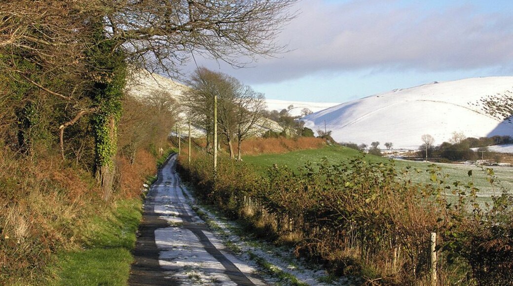 Lane heading along Cwm y Gledryd
