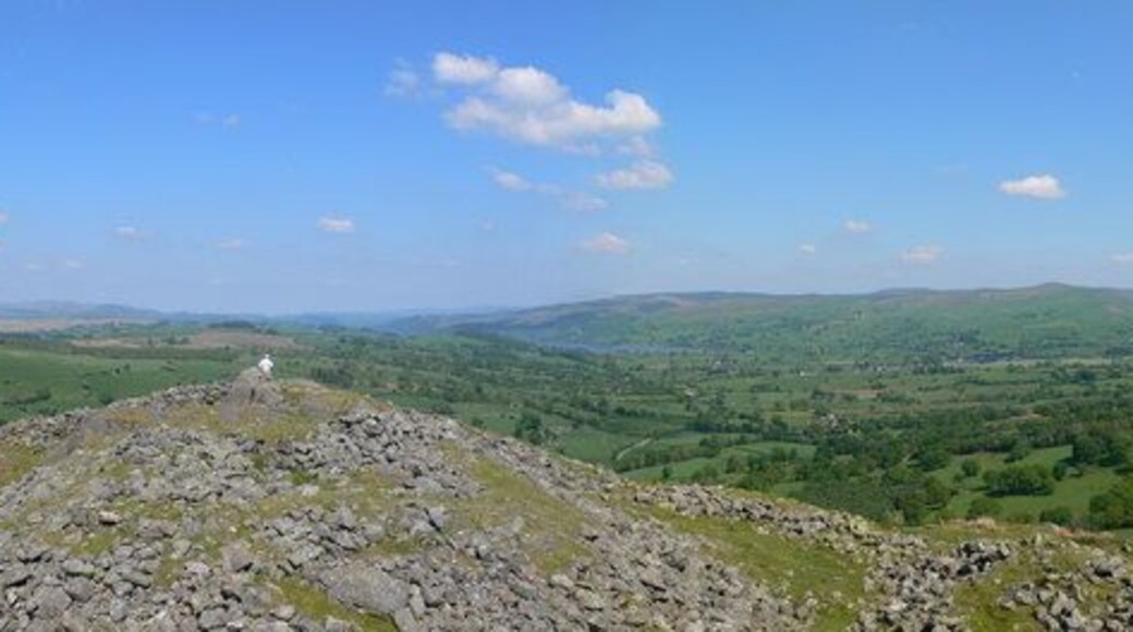 Castell Carndochan The remains of a 13th century castle 2 miles west of Llanuwchllyn. It is said it was built on an earlier Roman site. http://www.castlewales.com/carndoc.html A great viewpoint - the Hiraethog mountains in the far distance ahead, Bala Lake centre, with the Berwyn Mountains behind.