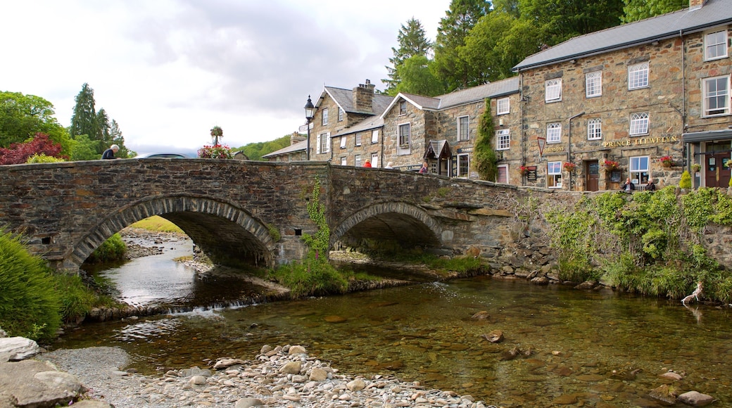Beddgelert og byder på en flod eller et vandløb, en lille by eller en landsby og en bro