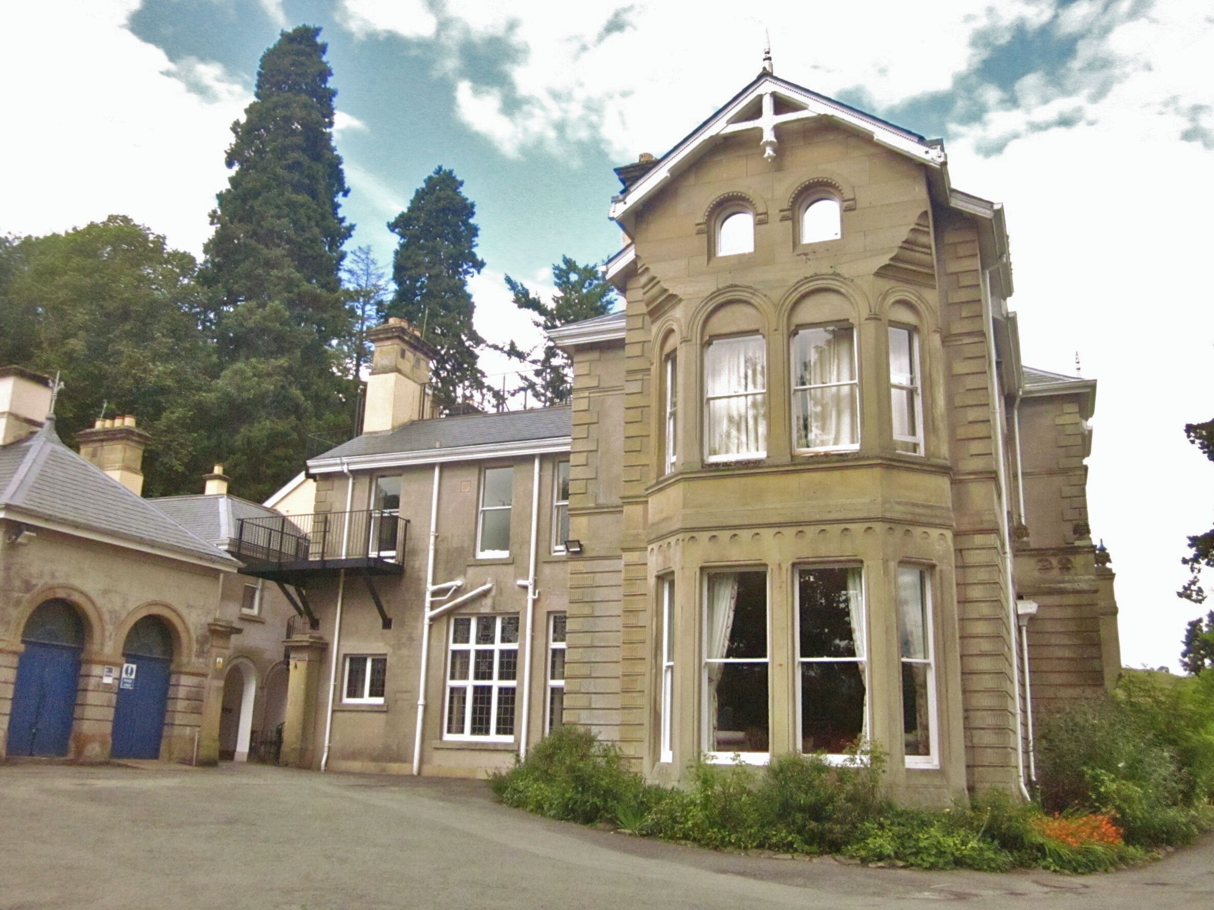Courtyard gable to Broneirion