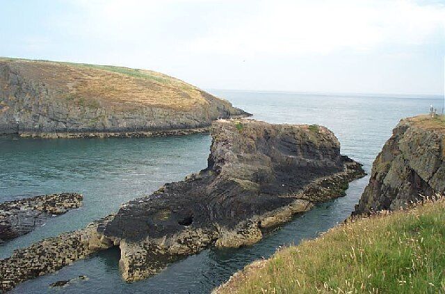 Carreg Lydan and Cardigan Island. On the Cardigan Heritage Coast, Cardigan Island is a little part of that coastline lying just offshore from a rocky promontory near Gwbert-on-Sea, three miles north of the town of Cardigan. It is an excellent place for dolphin and seal watching.
