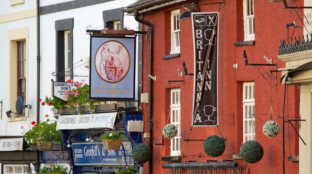 Crickhowell mostrando elementos del patrimonio, escenas urbanas y señalización