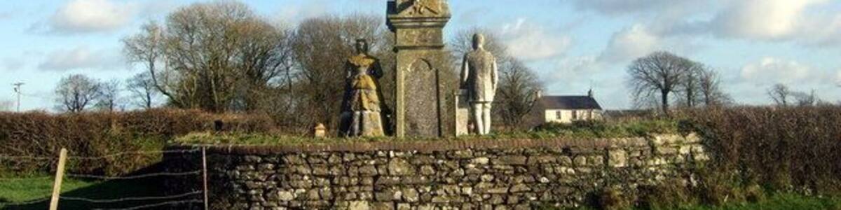 Scollock West memorial (3). From behind, looking east, the farmer and his wife are seen to face the house and buildings - and the rising sun, a old tradition. Next image 622951