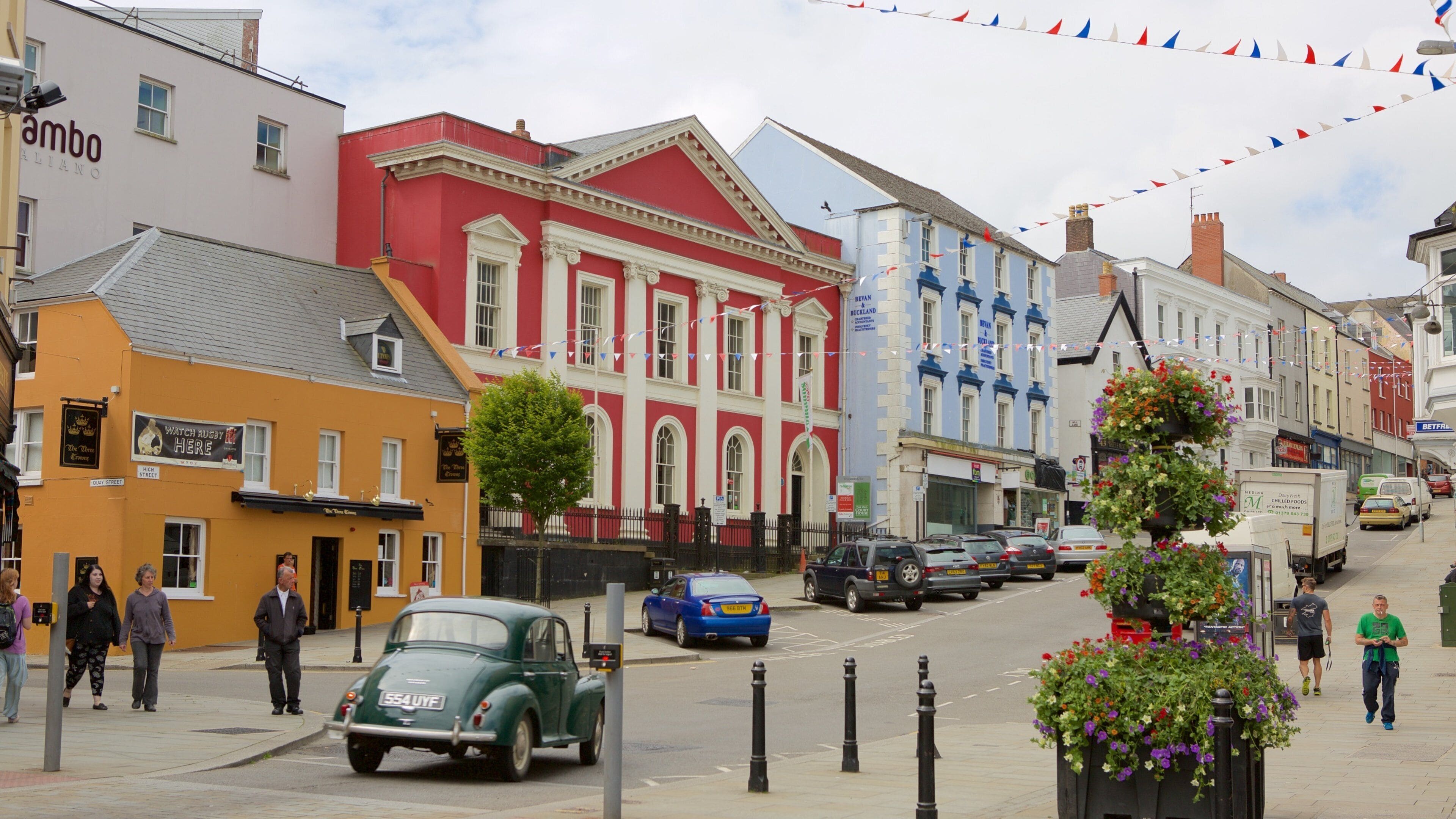 Haverfordwest caracterizando cenas de rua assim como um grande grupo de pessoas