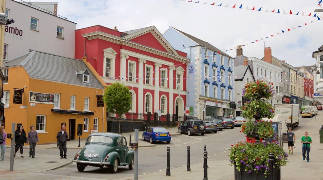 Haverfordwest caracterizando cenas de rua assim como um grande grupo de pessoas