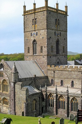 Una iglesia histórica con una torre alta y ventanas de arco.