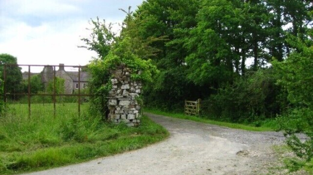 End of Lower Quay Road, Hook Lower Quay Road finishes here and becomes the entrance to East Hook Farm. A footpath continues on the right of picture.