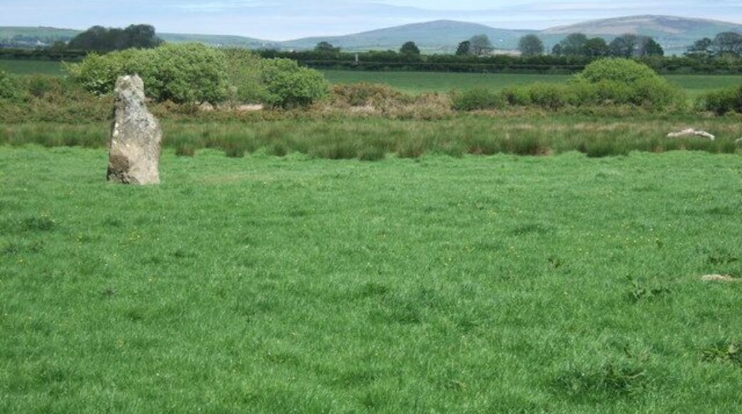 Broadmoor standing stone from west Zoomed shot shows the position of this upright stone in relation to the outline of two Preseli outliers, Mynydd Cilciffydd and Mynydd Castlebythe, due east.