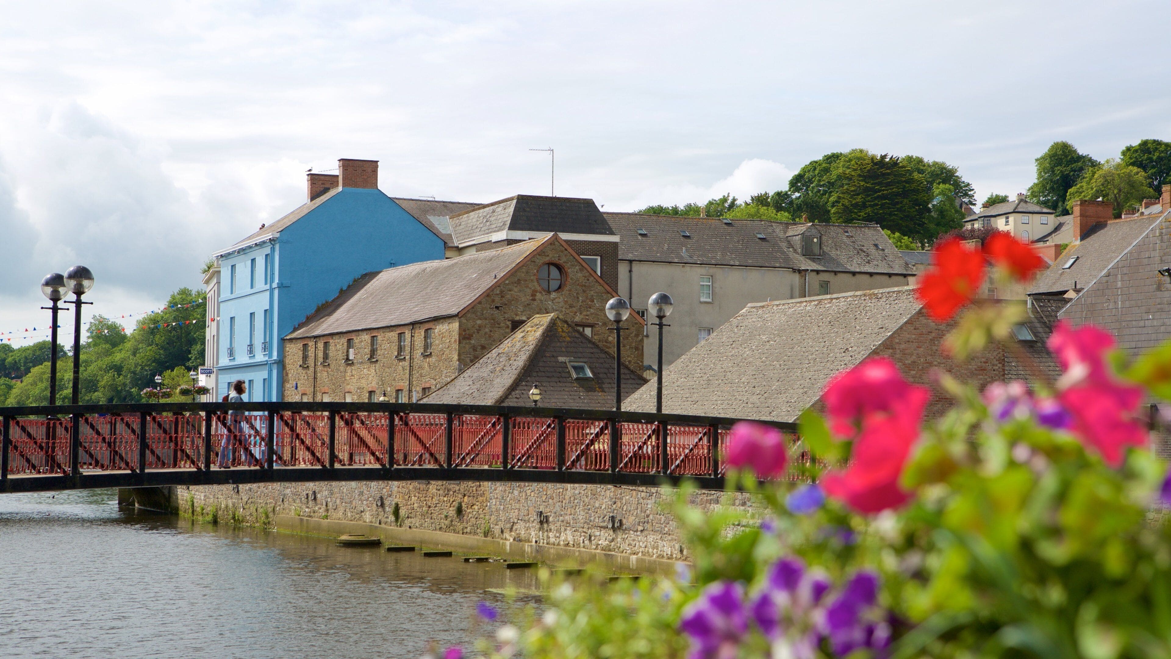 Haverfordwest que inclui uma cidade pequena ou vila, um rio ou córrego e uma ponte