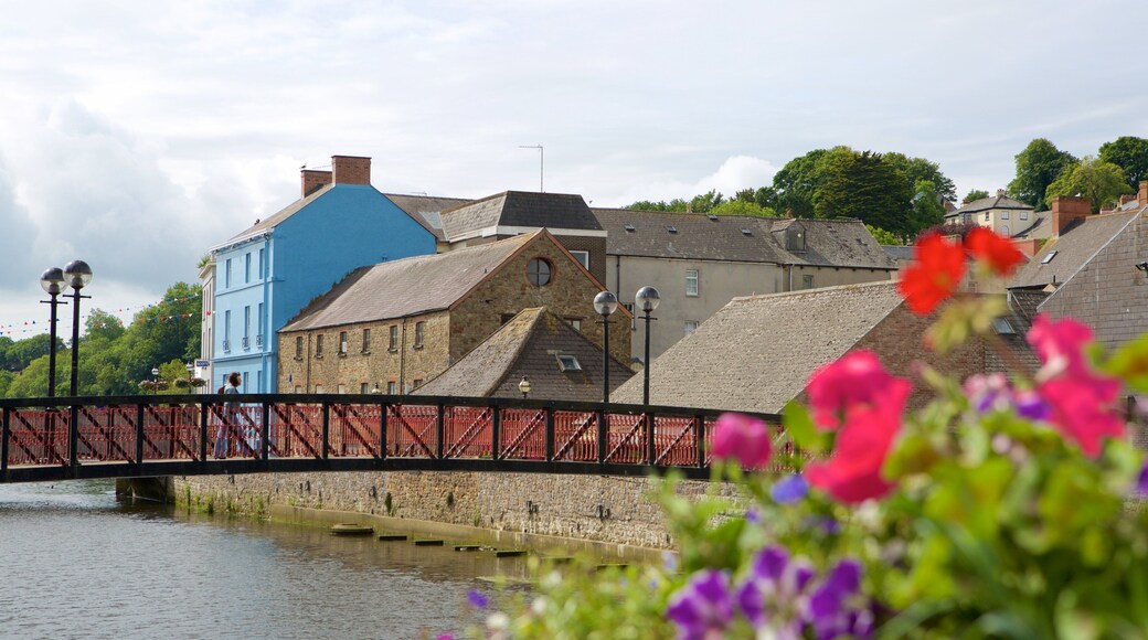 Haverfordwest que inclui uma cidade pequena ou vila, um rio ou córrego e uma ponte