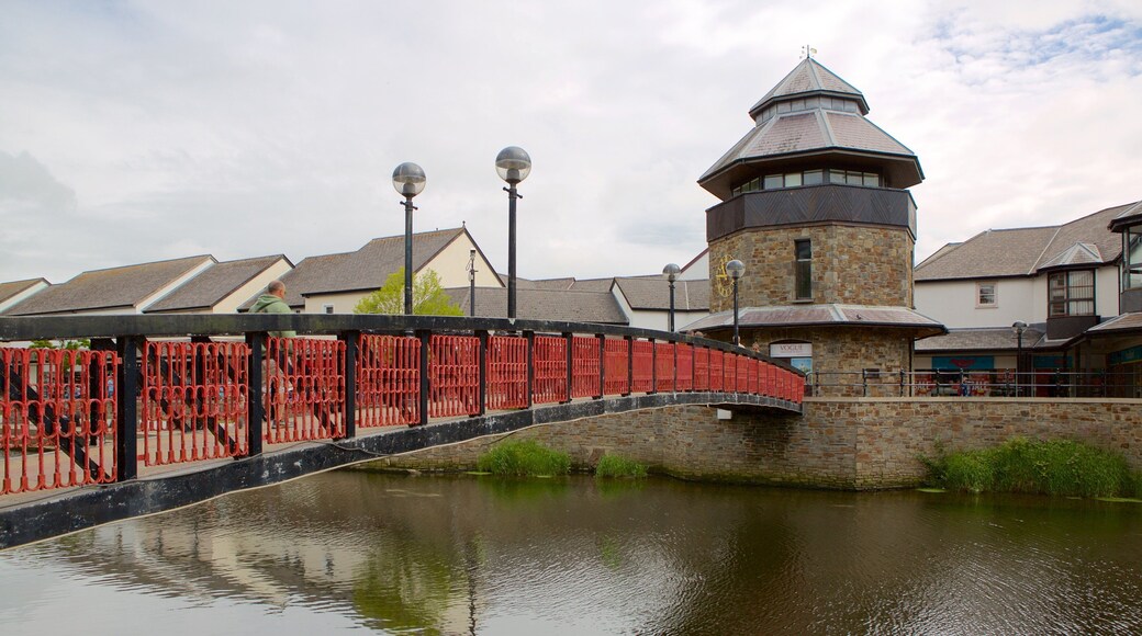 Haverfordwest mostrando um rio ou córrego, uma cidade pequena ou vila e uma ponte