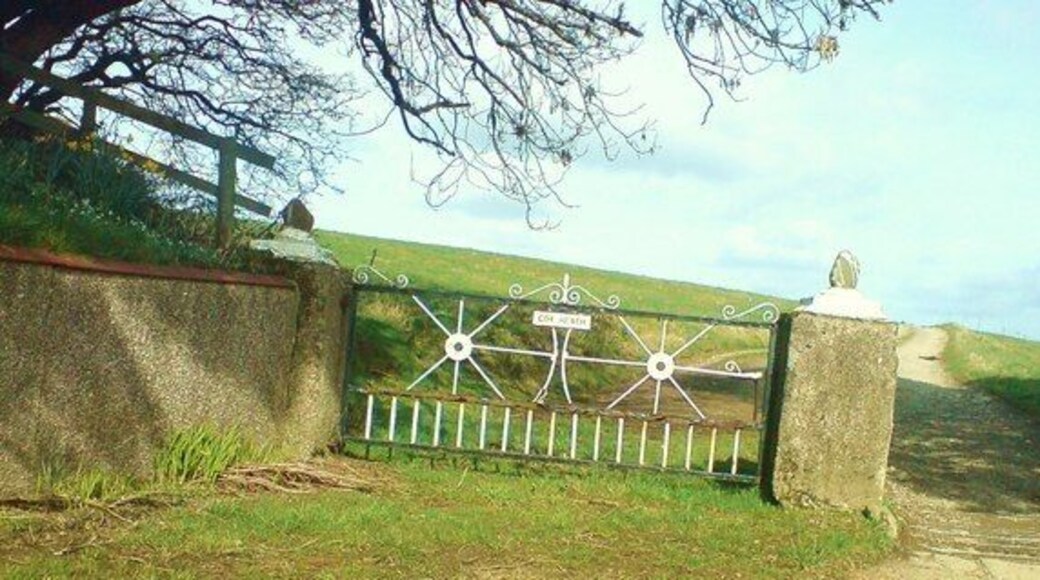 Entrance to Cox Heath or Cocks Heath as written on maps It's OK - it's not you that's lopsided. Everything is on the slant!