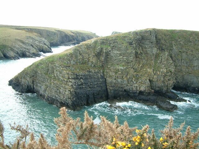 Ynys Y Castell - Abercastle The island at Abercastle.