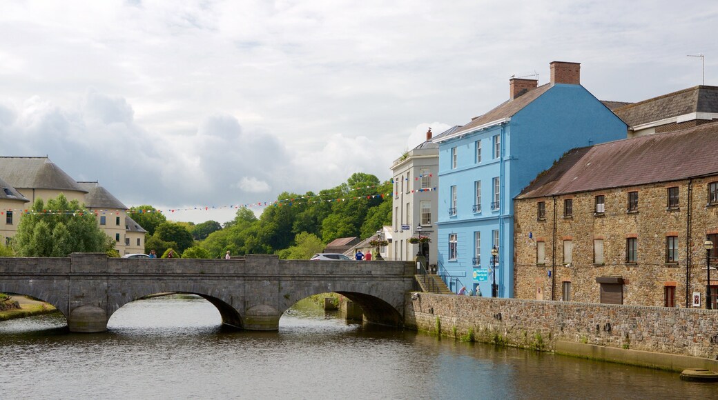 Haverfordwest caracterizando uma ponte, uma cidade pequena ou vila e um rio ou córrego