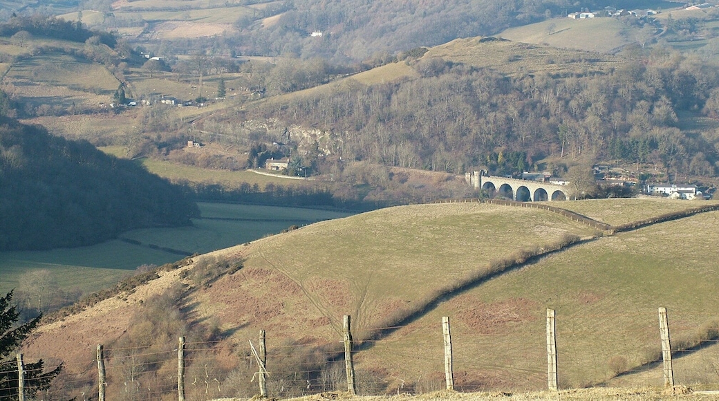 Knucklas Viaduct The view from Bailey Hill, on to the 13-arched Knucklas Viaduct carrying the Heart-of-Wales railway line through and above the village.http://www.heart-of-wales.co.uk/map.htm