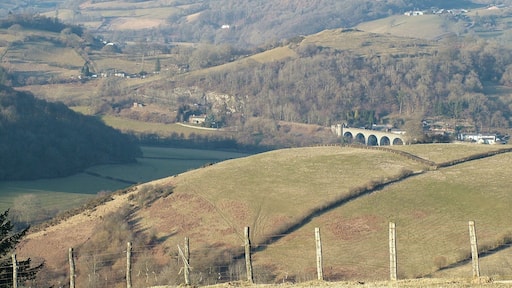 Knucklas Viaduct The view from Bailey Hill, on to the 13-arched Knucklas Viaduct carrying the Heart-of-Wales railway line through and above the village.http://www.heart-of-wales.co.uk/map.htm