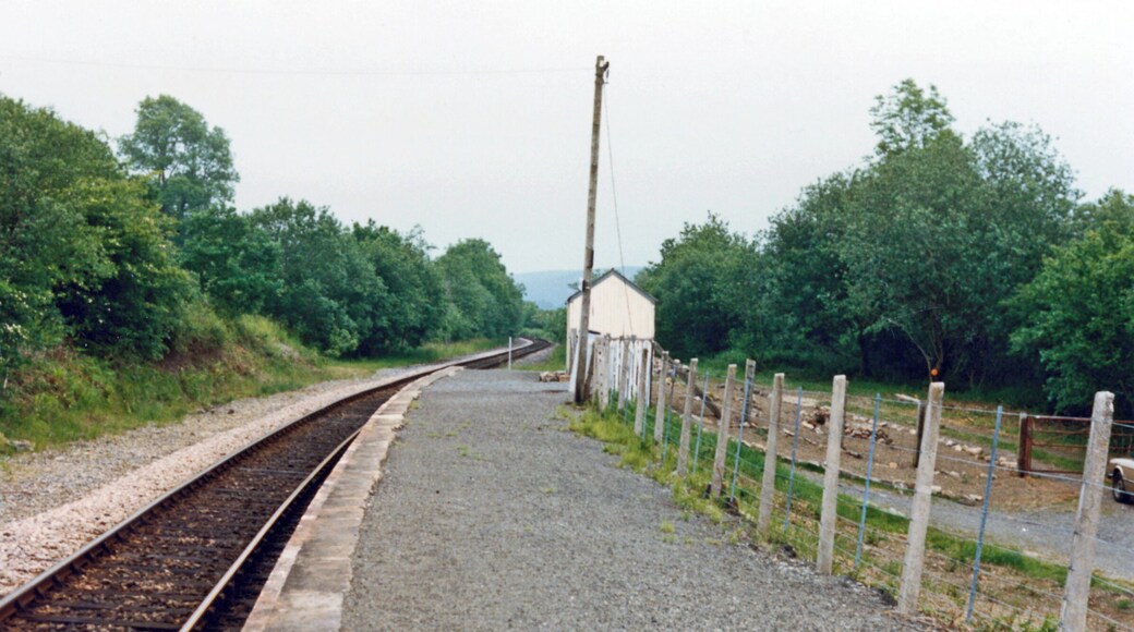 Cynghordy station, 1986 View NE, towards Builth Road, Llandrindod and Craven Arms: ex-LNWR Central Wales line, Craven Arms, Llandrindod Wells, Llandovery, Llandilo, Pontardulais and Swansea. Since 15/6/64, trains ('Heart of Wales' Line) have reached Swansea via Llanelli.