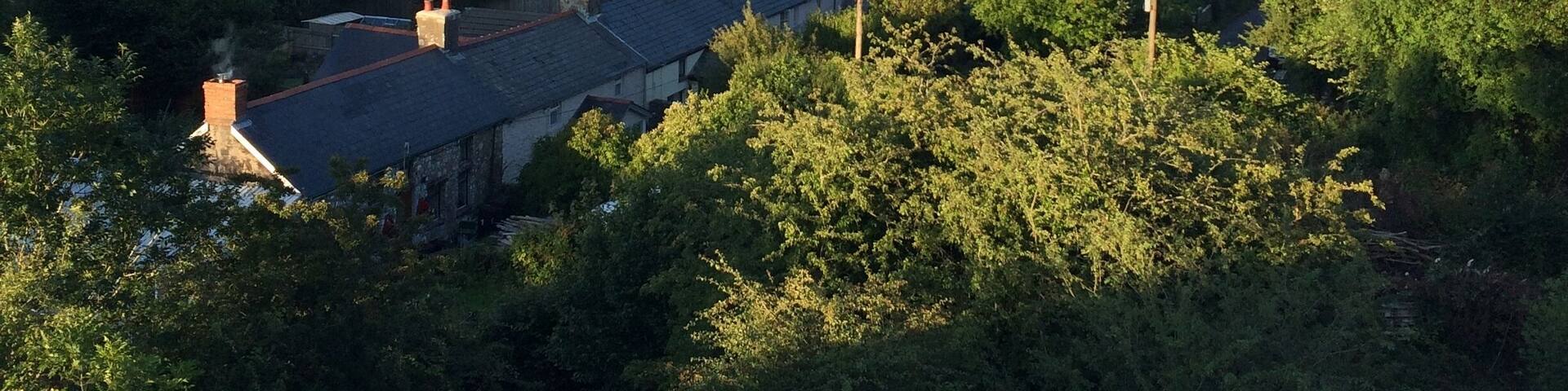 Rhes Uchaf y Glowyr/Upper Colliers' Row, rhwng Heolgerrig ac Ynysfach, Merthyr Tudful. Rhan o gymuned Cyfarthfa.