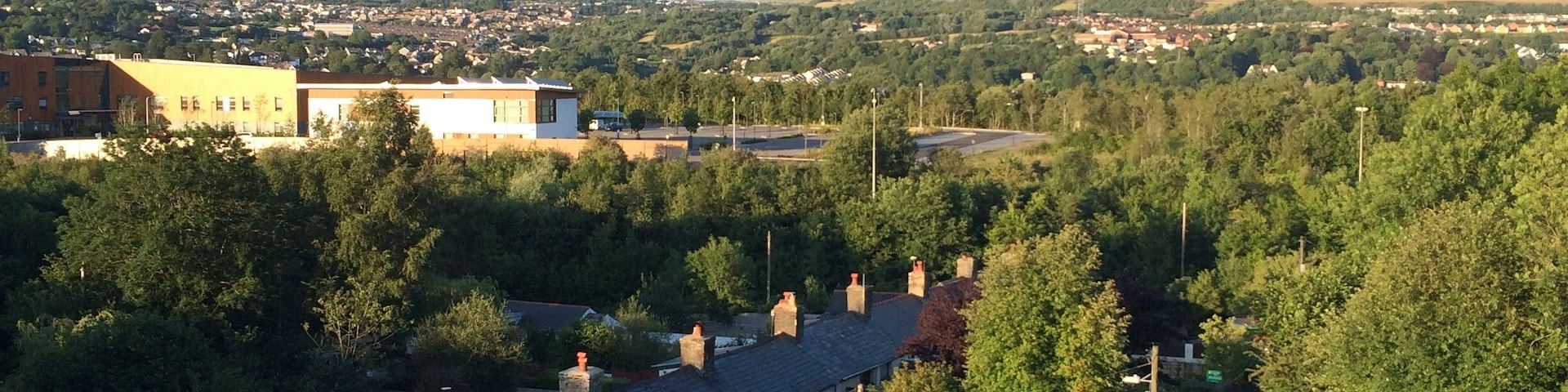 Rhes Uchaf y Glowyr/Upper Colliers' Row, rhwng Heolgerrig ac Ynysfach, Merthyr Tudful. Rhan o gymuned Cyfarthfa.