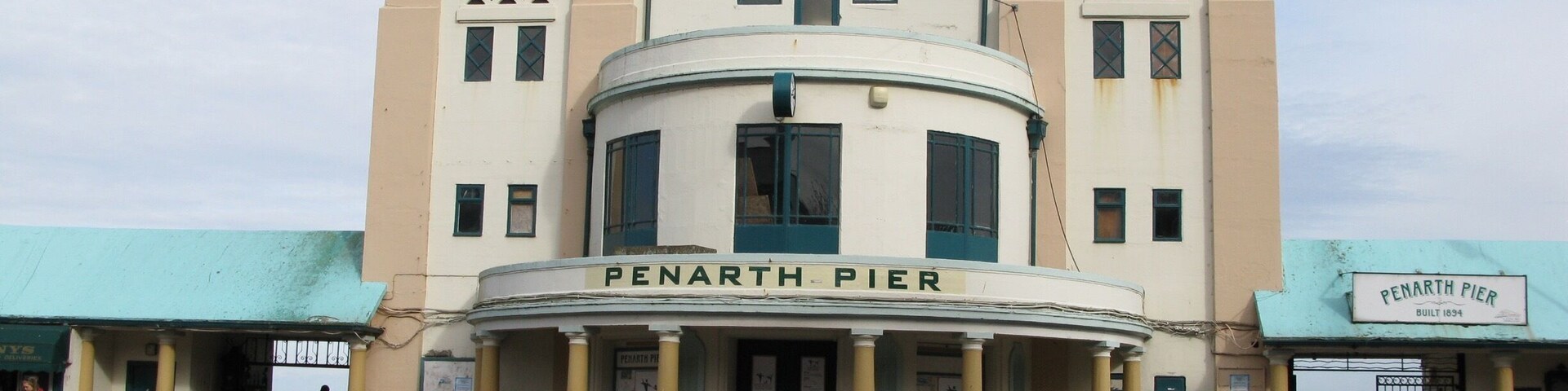 Edificio histórico del muelle de Penarth, con una cúpula distintiva y columnas.