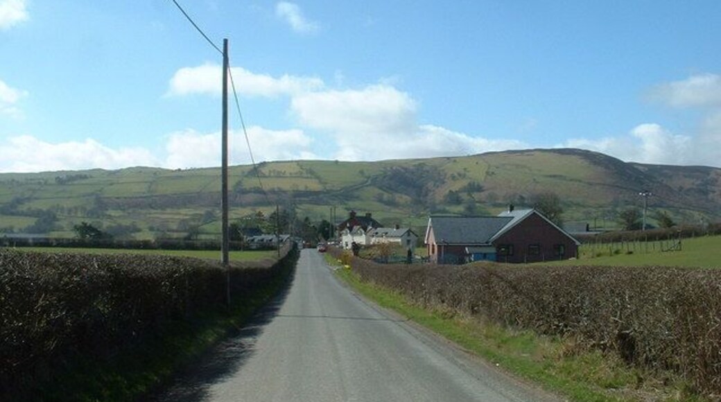 Pant-y-dwr Looking along the unclassified road to its junction with the B4518.