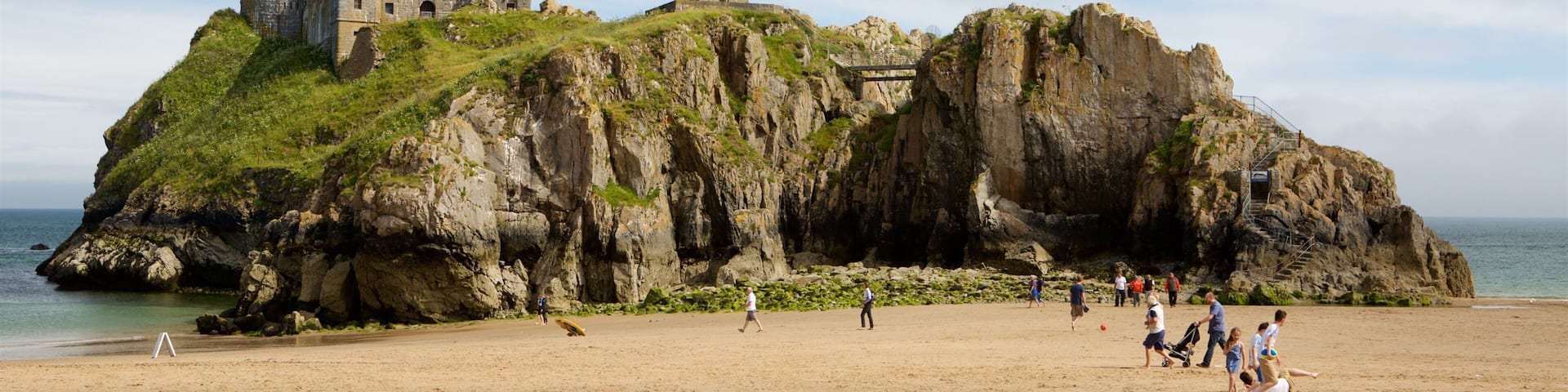 テンビー フィーチャー シャトーあるいは宮殿, 砂浜 と 荒々しい海岸線