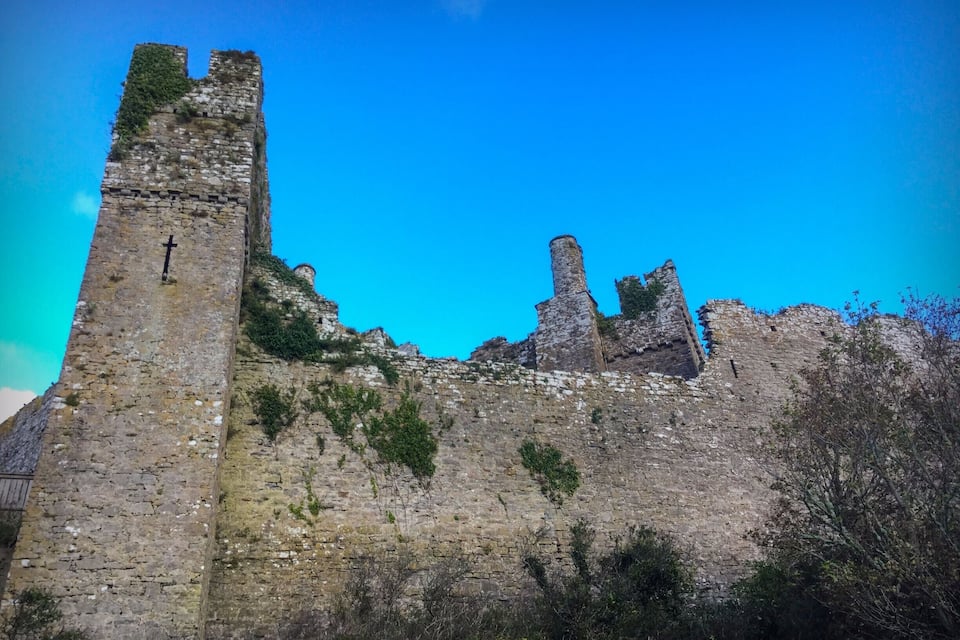 Eine historische Steinburg mit hohem Turm und Zinnen.