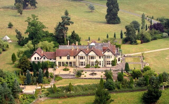 Bryn Derwyn Country house Bryn Derwyn a magnificent country house set in beautiful parkland on the banks of the River Usk.