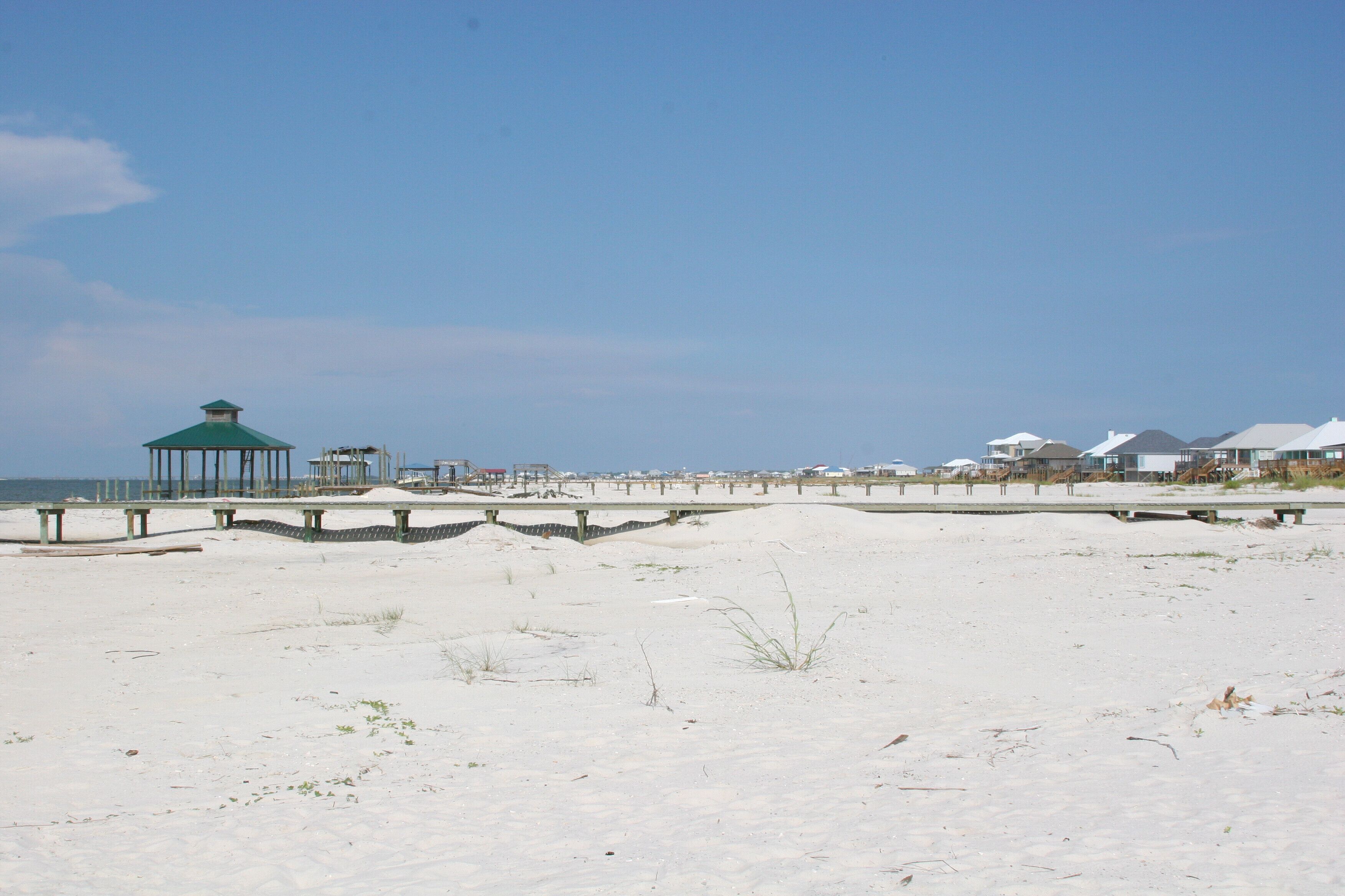 Dauphin Island is narrow. You can stay on the bay side and walk across to the ocean side.
#LifeAtExpedia