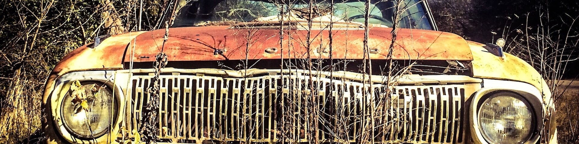 #abandoned
Funny how you drive along and all of a sudden there's an old vehicle just left where it last stopped. Love anything old.