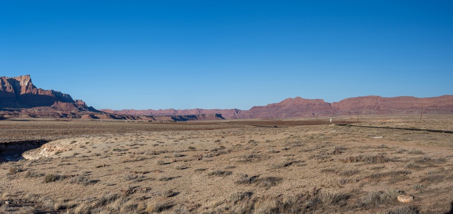 Der obere Teil bietet einen weiten, weiten Blick auf den Canyon und seine Umgebung bei strahlend blauem Himmel.