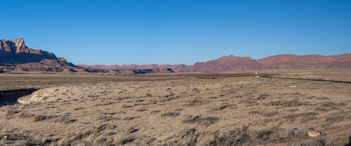 Der obere Teil bietet einen weiten, weiten Blick auf den Canyon und seine Umgebung bei strahlend blauem Himmel.