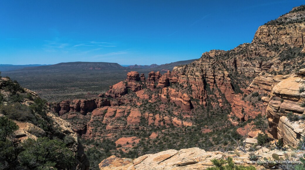 At a mere 6,000 feet (down from the 6,500-foot summit), the San Francisco Peaks are no longer visible, but some of the details of the smaller and closer rock formations come into focus.