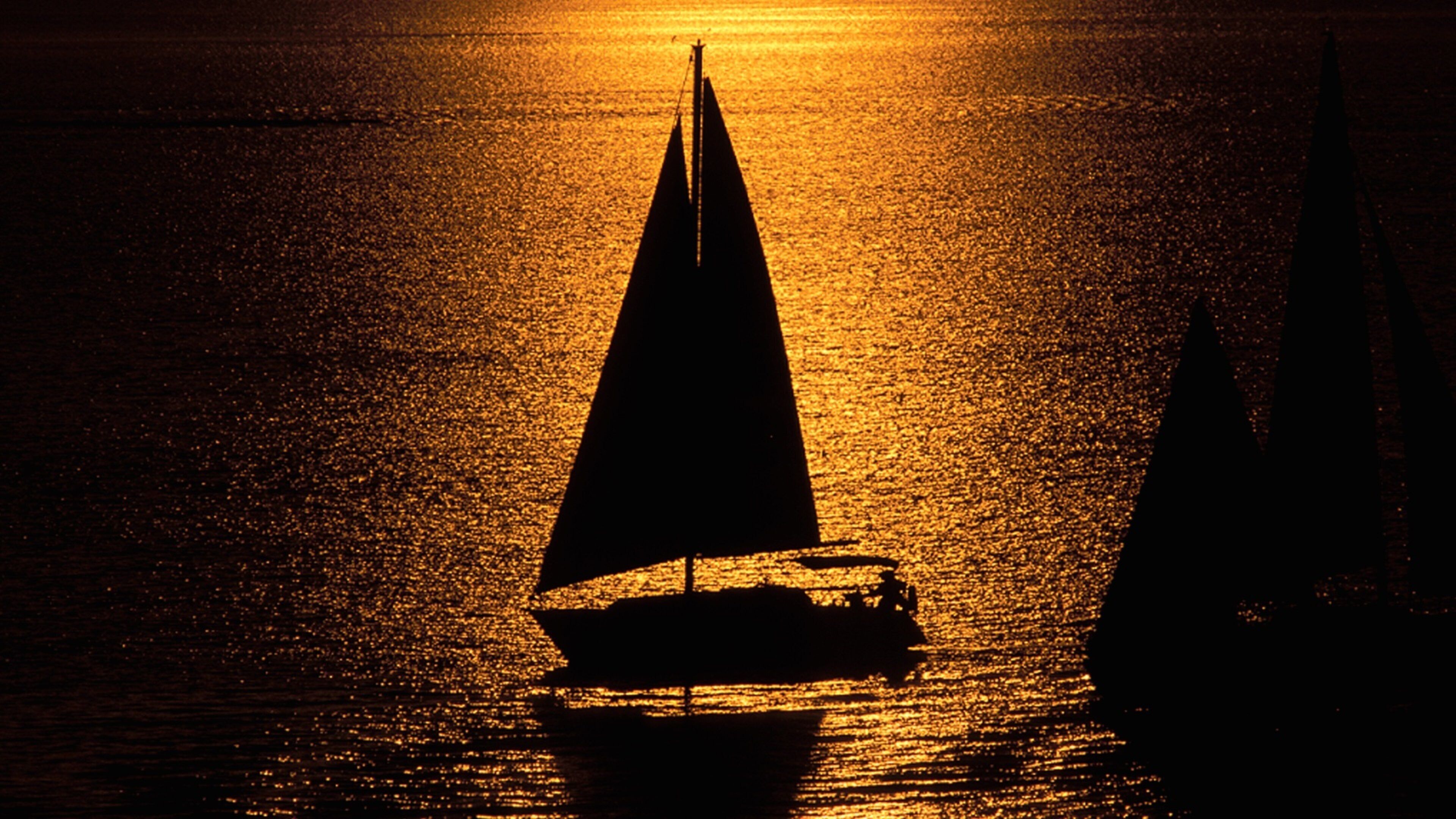 Bismarck que incluye un atardecer y vela