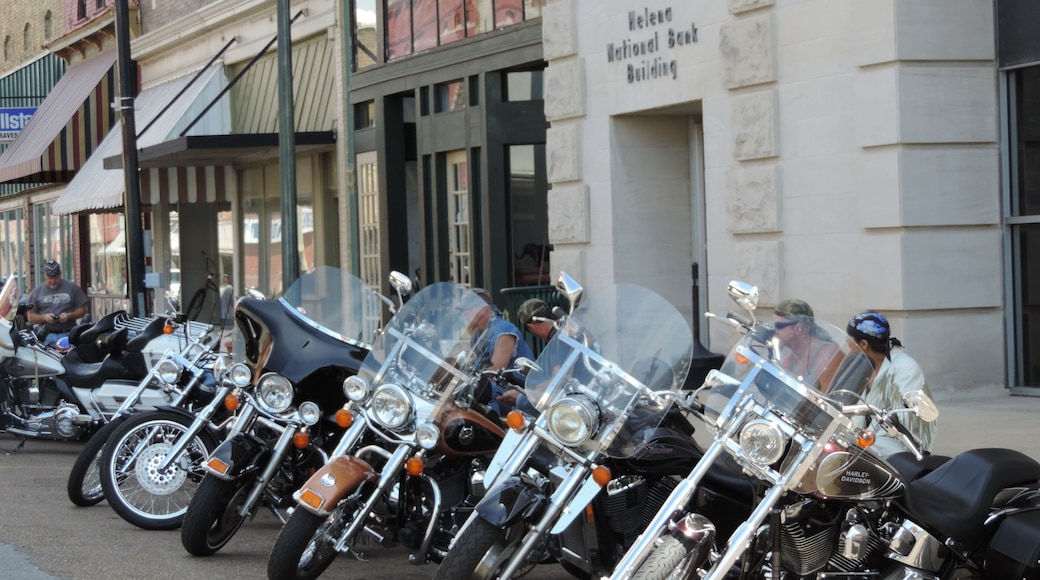 Helena which includes street scenes