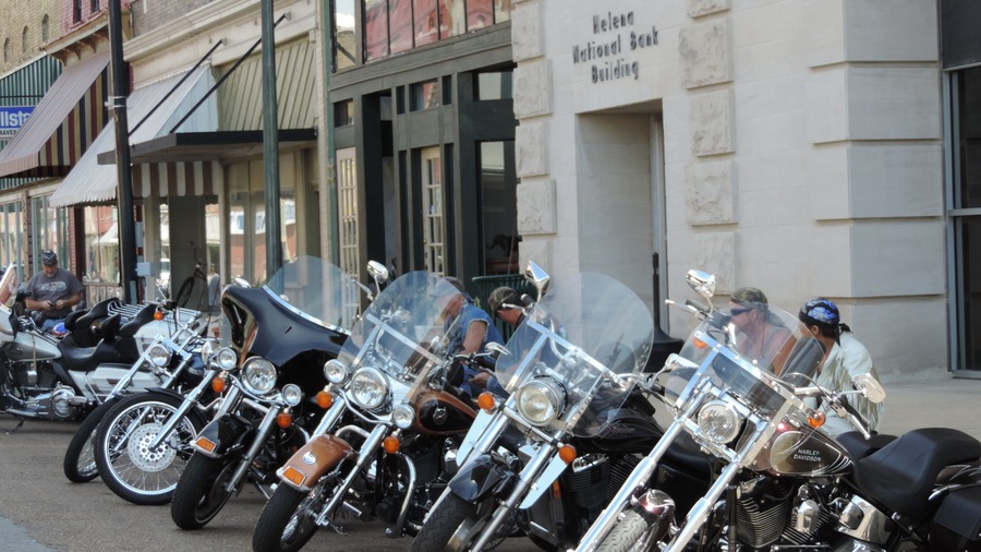 Helena which includes street scenes