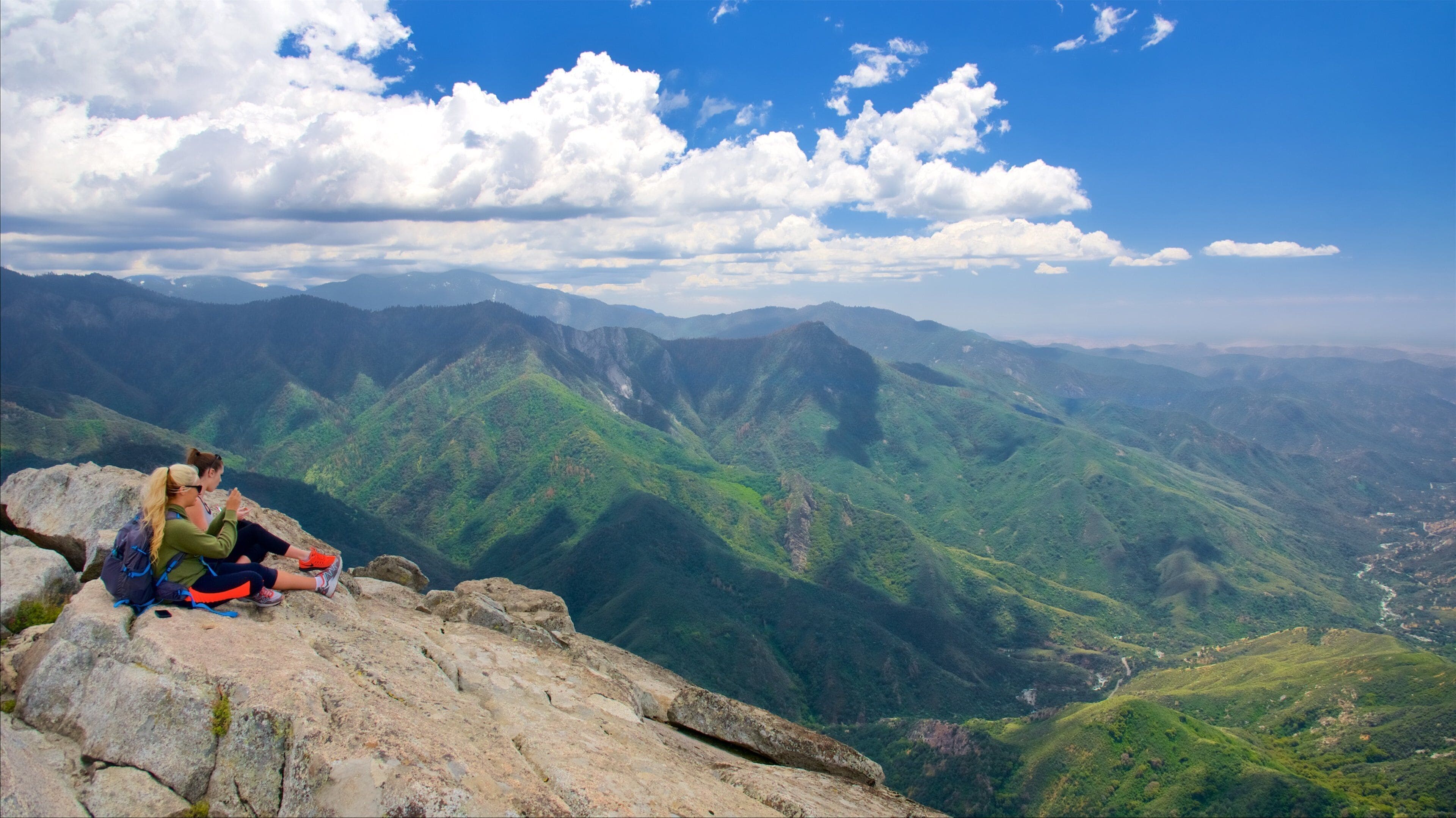 Sequoia and Kings Canyon National Parks which includes landscape views, mountains and views