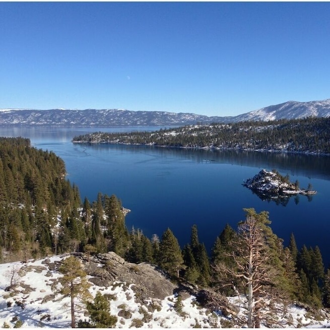 A perfect day at the Emerald Bay Viewpoint. The bay is as smooth as glass!
#blue
#BestOf5
#BVSBlue